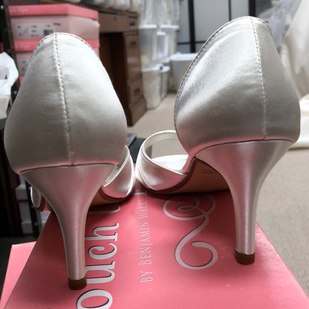 Touch Ups Pumps - Picture 6 of 7